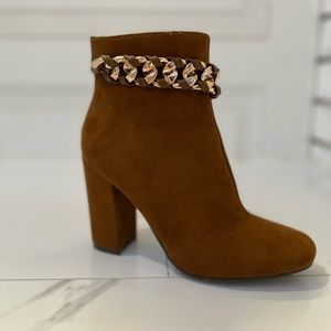 Brown ankle boots with Chain details.